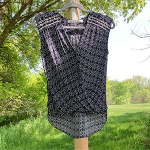 MAX STUDIO: Women’s size S navy & white sleeveless top with a hi-lo hem.